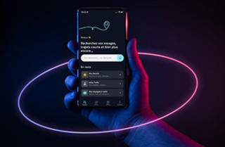 Image d"un homme qui tient un téléphone